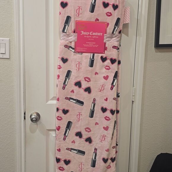 Juicy Couture Home JC Logo Lipstick and Heart Design Twin XL Plush Blanket - Picture 4 of 6